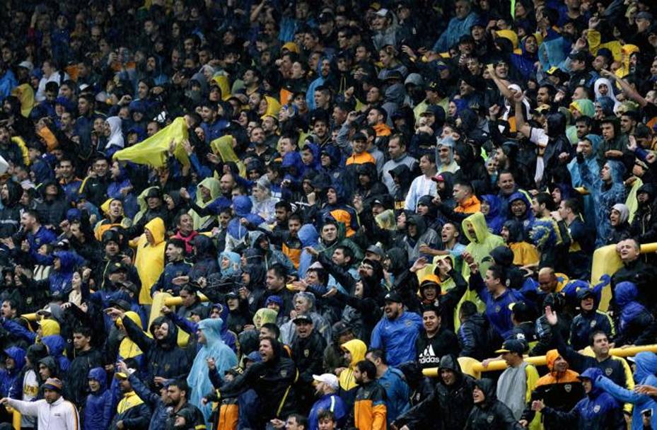 Supporters del Boca Juniors chew festeggiano prima della sospensione della partita AFP